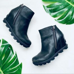 Sorel Joan of Arctic Wedge II zip black boots